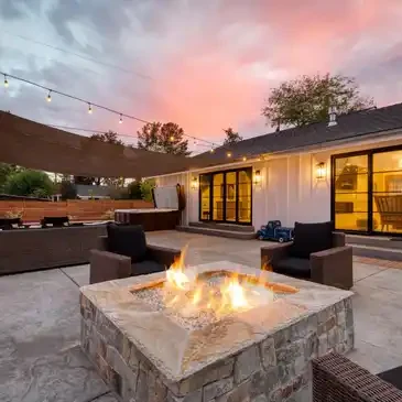 A fire pit in the middle of an outdoor patio.